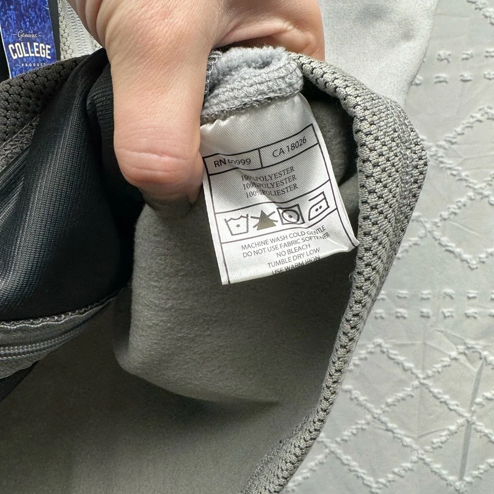 Antigua NWT Small Women's Oregon Ducks Nostalgic Full-Zip Course Vest - Gray